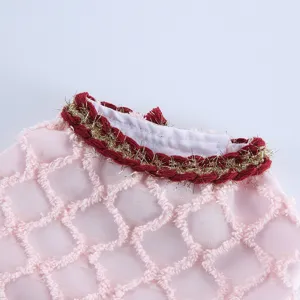 Gros plan du col de la robe pour animaux rose, tissu en maille avec bordure dorée.