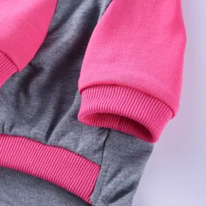 Nahaufnahme des weichen Haustier Hundekleidung Stoffs in Pink und Grau mit Bündchen.