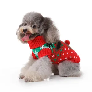 Gros plan d'un joli pull de Noël pour animal de compagnie avec motif de renne, en tricot doux.