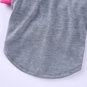 Nahraufnahme von Hundekleidung grauem Strickstoff mit rosa Kragen Textur Detailanzeige