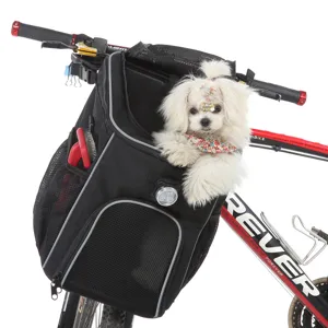Primo piano di un cucciolo bianco in un cestino per cani da bicicletta in rete nera