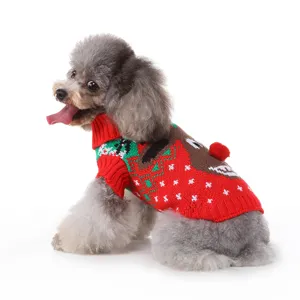 Gros plan détaillé du pull de Noël pour animal avec motif de renne mignon et pompon.