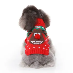Détail de pull de noël pour animaux de compagnie, vêtement d'hiver douillet pour chien à col roulé.