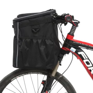 Vista laterale dettagliata di una borsa nera per animali su manubrio di bicicletta
