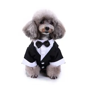 Elegante smoking bianco e nero per cani con farfallino classico e dettagli sul colletto.