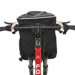 Vista dettagliata della borsa nera per animali fissata al manubrio della bici rossa
