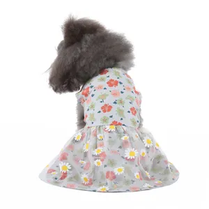 Détail robe d'été pour animal, chien gris portant une jupe en tulle respirante vue dos.