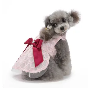 Jolie robe de princesse pour chien avec grand nœud, parfaite pour mariage et mode animale.