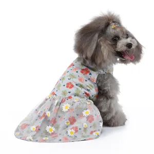 Vue détaillée de la jolie robe florale pour animaux, chats et chiens, vêtements d'été légers.