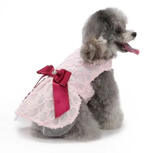 Détail de la robe rose pour animal en résille avec grand nœud bordeaux et strass scintillant.