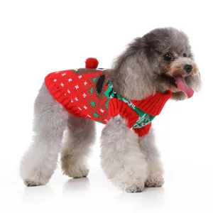 Vue détaillée d'un pull de Noël mignon pour animal rouge et vert avec motif renne et col roulé.