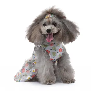 Gros plan sur la robe florale respirante pour animal, idéale pour l'été des chiots.
