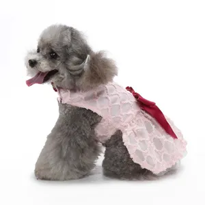 Vue detaillee d'une robe rose elegante pour animal avec un joli noeud rouge et résille.