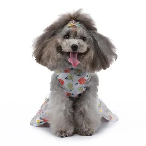 Détail de robe florale pour animal, vêtement d'été léger et respirant pour chien.