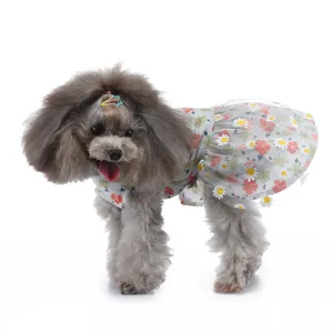 Détail de robe pour animal en tulle floral, vêtements d'été respirants pour chien avec joli imprimé.