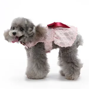 Robe princesse chic pour chien rose avec nœud rouge, parfaite pour fête et usage quotidien.