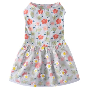 Vue détaillée d'une jolie robe d'été pour animal de compagnie avec fleurs et tutu en tulle.