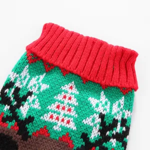 Gros plan détaillé du pull de Noël pour animal avec jolis motifs tricotés de sapin et renne.