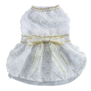 Vue détaillée de la robe pour chien de compagnie blanche, tissu maille dentelle avec nœud.
