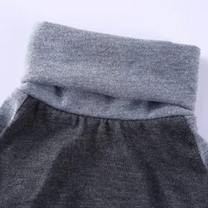 Detailansicht des Haustier Rollkragenpullovers, weicher Strickstoff, bequeme Hundekleidung.