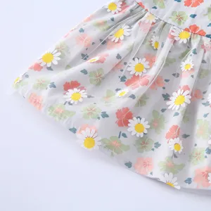 Gros plan detail de robe d'ete pour animal en tissu maille avec joli motif de marguerites.