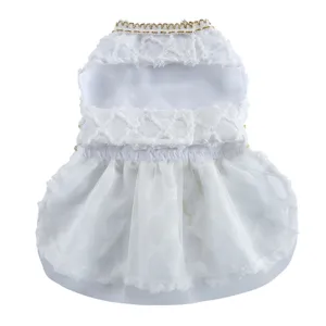 Vue détaillée de la robe pour animaux blanche, avec un tissu en tulle délicat et un col doré.