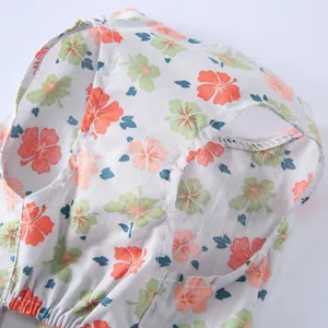 Détail de robe pour animal respirante fine, vêtements d'été pour chien à fleurs douces.