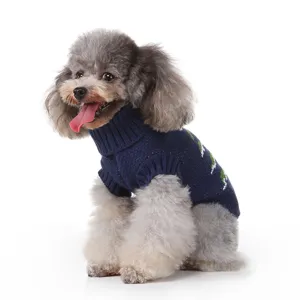 Gros plan detaille du pull tricote pour chien avec col roule confortable et motif festif.