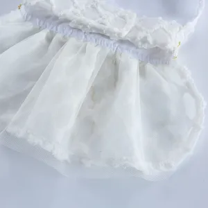 Vue détaillée de la robe de princesse pour chien blanc avec du tulle et un joli noeud.