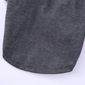 Detailansicht des dunkelgrauen Haustierkleidungsstoffs mit weicher Strickstruktur und Naht.