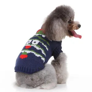 Gros plan détaillé du pull d'hiver douillet pour animal avec des motifs tricotés et tissu doux.