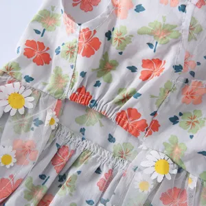 Détail de robe pour animal avec joli imprimé marguerite et tissu maille doux pour l'été.