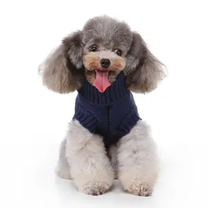 Détail pull pour animal de compagnie en tricot bleu foncé col haut, vêtement hiver chien chaud.