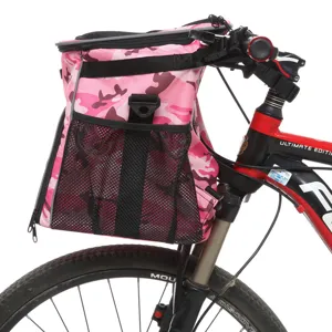 Dettaglio borsa porta animali mimetica rosa montata sul manubrio della bici