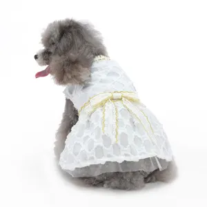 Jolie robe de chien blanche avec nœud doré, vêtement de fête style princesse pour animaux.