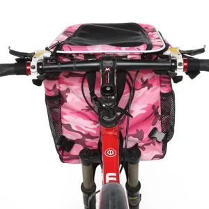 Dettaglio borsa bici per animali mimetica rosa montata sul manubrio