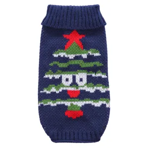 Vue rapprochée détaillée du pull chaud pour animal en tricot bleu avec motif de Noël.