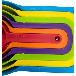 Kleurrijke plastic maatbekers en lepels set, stapelbare bakgereedschappen met duidelijke schaal.