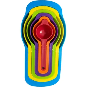 Set van 6 kleurrijke kunststof maatlepels en maatbekers met duidelijke schaalverdeling.