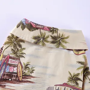 Detail des hawaiianischen Stranddrucks für Haustierhemden mit Kokosnussbäumen
