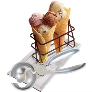 Roestvrijstalen ijslepel en ijsbolletjestang voor keuken en dessert, professionele hoofdweergave.