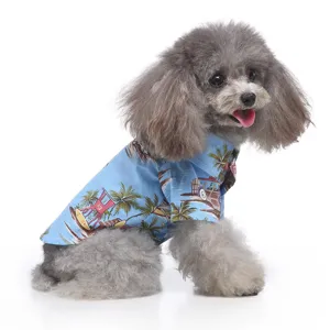 Grauer Pudel in einem tropischen blauen Hawaiihemd für Hunde mit Sommerpalmenprints