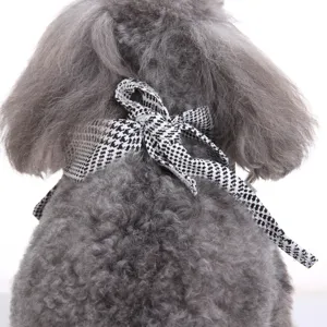 Detailopname van de houndstooth huisdierenbandana, verstelbaar strikdesign voor honden.