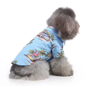 Detailansicht eines hellblauen Hundehemdes im Hawaii-Strandstil für kleine Hunde