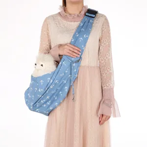 Detaillierte Ansicht der blauen Haustier-Schultertasche mit Anker-Muster am Modell