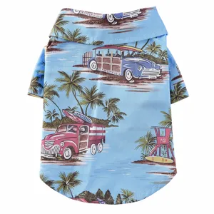 Detailansicht des Hunde-Hawaiihemdes mit tropischem Strand- und Oldtimer-Aufdruck.