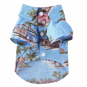 Detailvorderansicht eines Haustier-Hawaiihemds mit Tropenprint und Druckknöpfen.