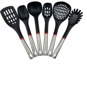 Keukengerei set van nylon met roestvrijstalen handvat, hittebestendige kookset, zwart.