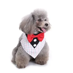 Hond tuxedo bandana met rode vlinderdas en knopen voor huwelijksfeest huisdier kostuum.