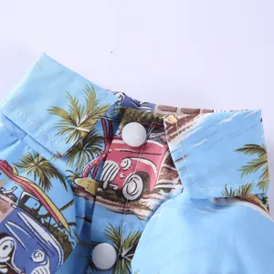 Detailaufnahme von Tier-Strandhemdkragen mit tropischem Palmen- und Oldtimer-Druck